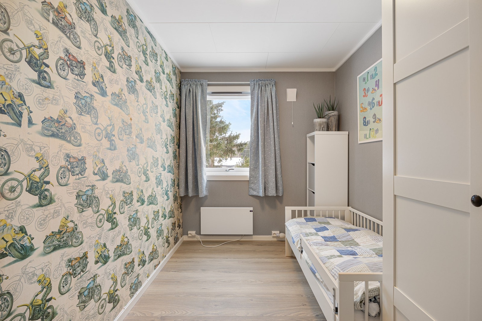 Dette er ett av de fire soverommene som er praktisk samlet i første etasje. Galleribilde