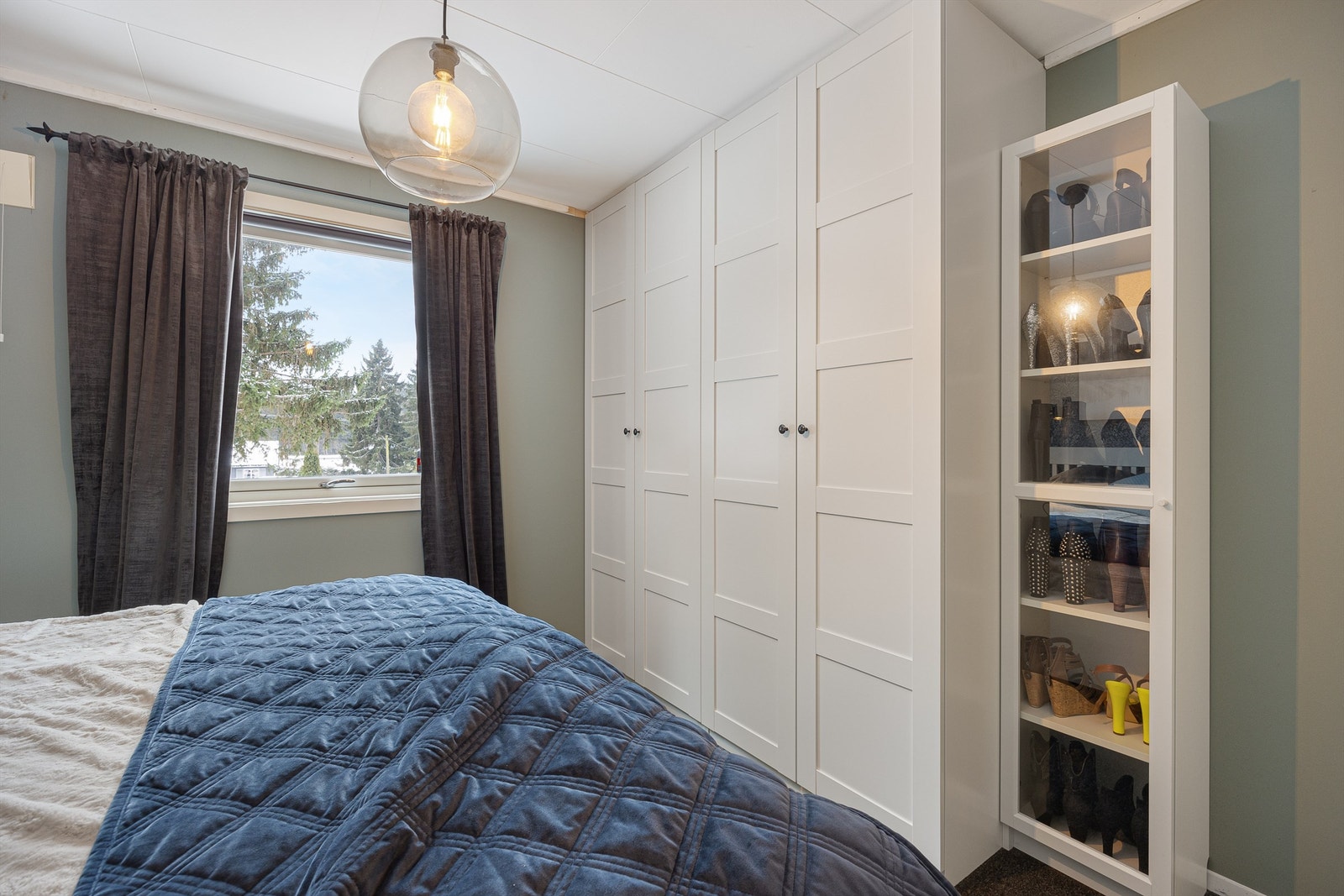 Rommet har god plass til en stor garderobeløsning for effektiv oppbevaring. Galleribilde