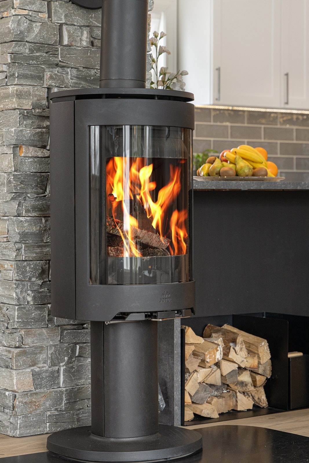 Peisovnen i stuen ble installert i 2022 og gir en effektiv og hyggelig varmekilde. Galleribilde
