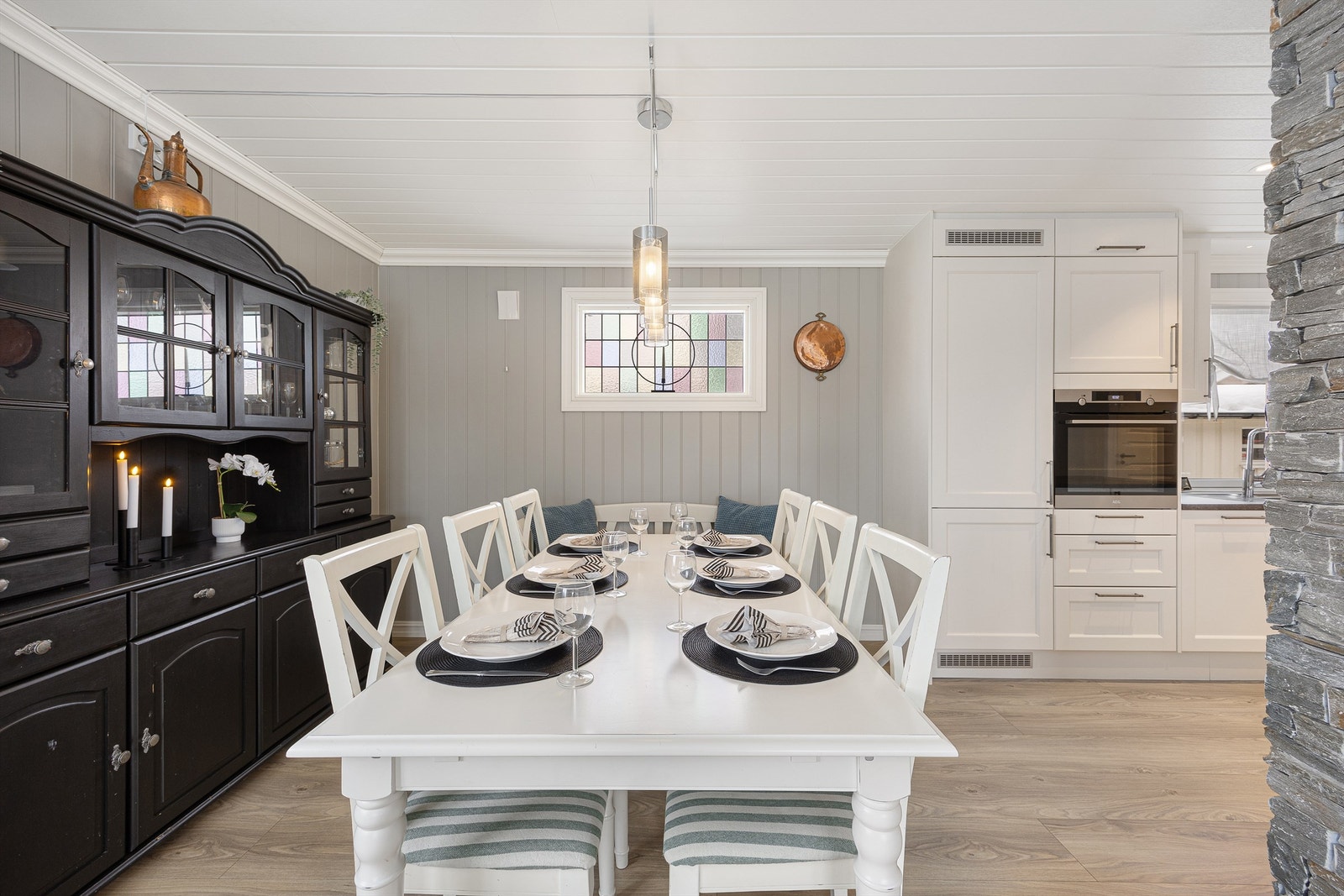 Spiseplassen har et sjarmerende blyglassvindu fra byggeåret som gir rommet særpreg. Galleribilde