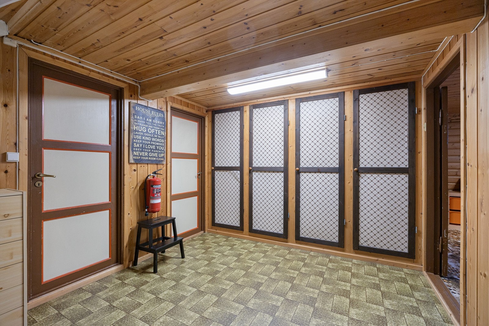 Kjelleren byr på rikelig med lagringsplass i flere boder. Galleribilde