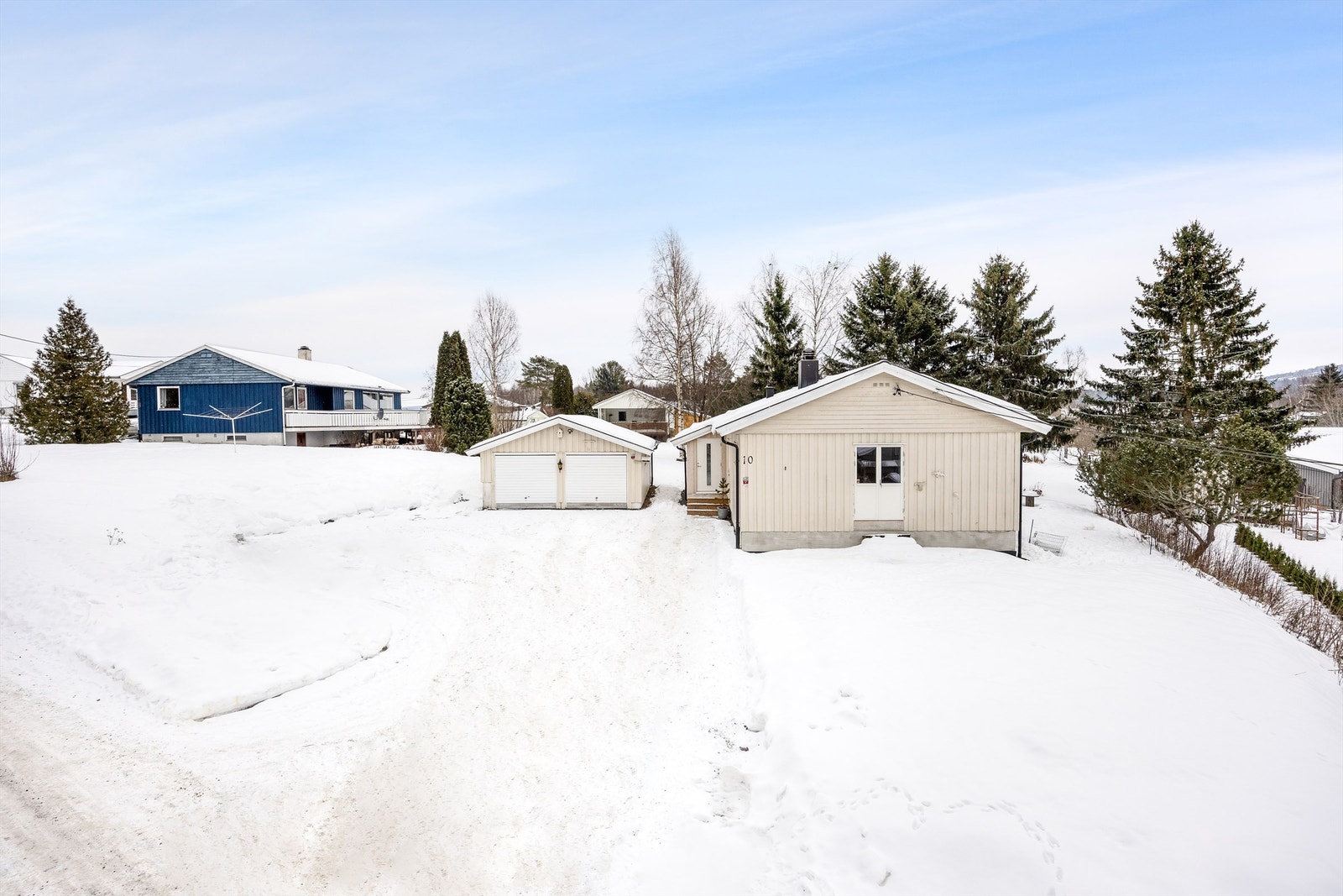 Herfra er det kun fem minutters kjøring til Aurskog sentrum med dagligvarebutikker og andre servicetilbud. Galleribilde