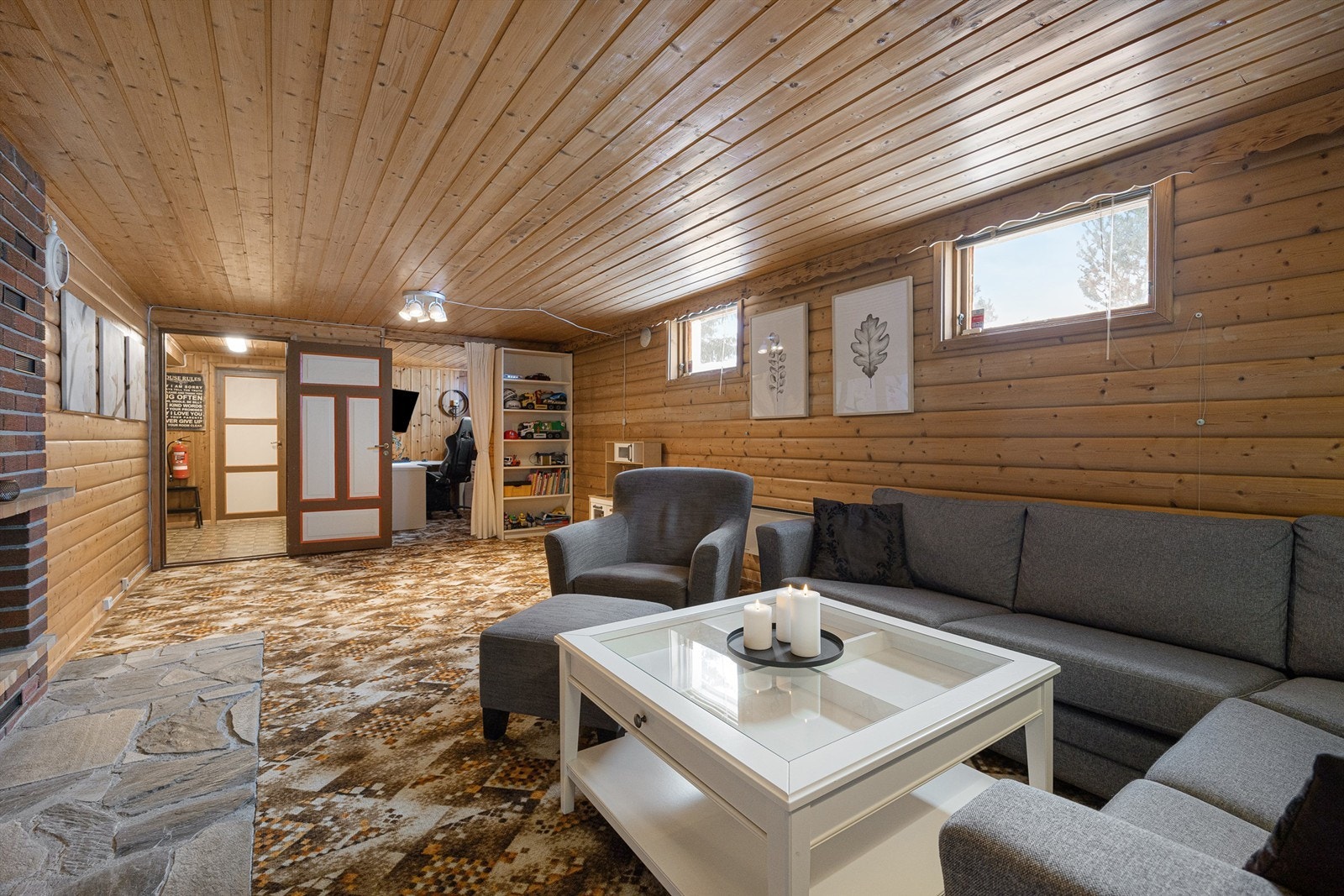 Kjellerstuen er et romslig, innredet rom med en murt peis med innsats. Galleribilde