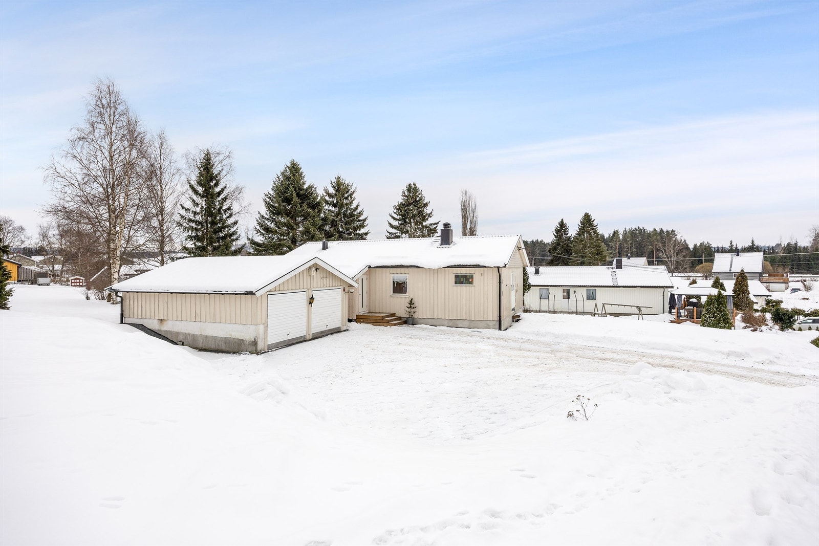 Eiendommen ligger høyt og luftig til i et etablert boligområde med landlig preg. Galleribilde