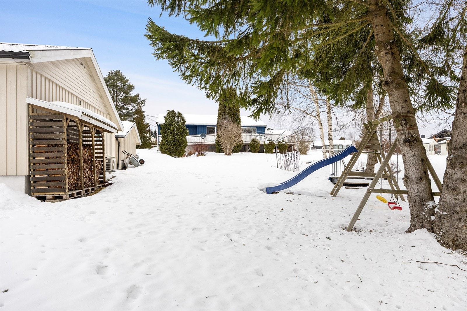 Tomten er opparbeidet med plen og gir kort vei til flott turterreng for hele familien. Galleribilde