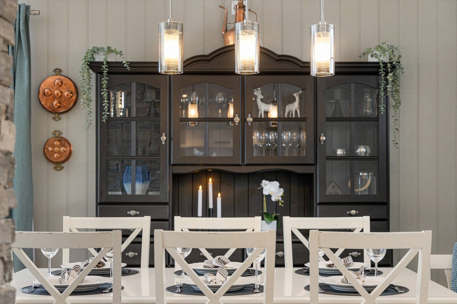 Spisestuen er praktisk plassert i direkte tilknytning til kjøkkenet. Galleribilde