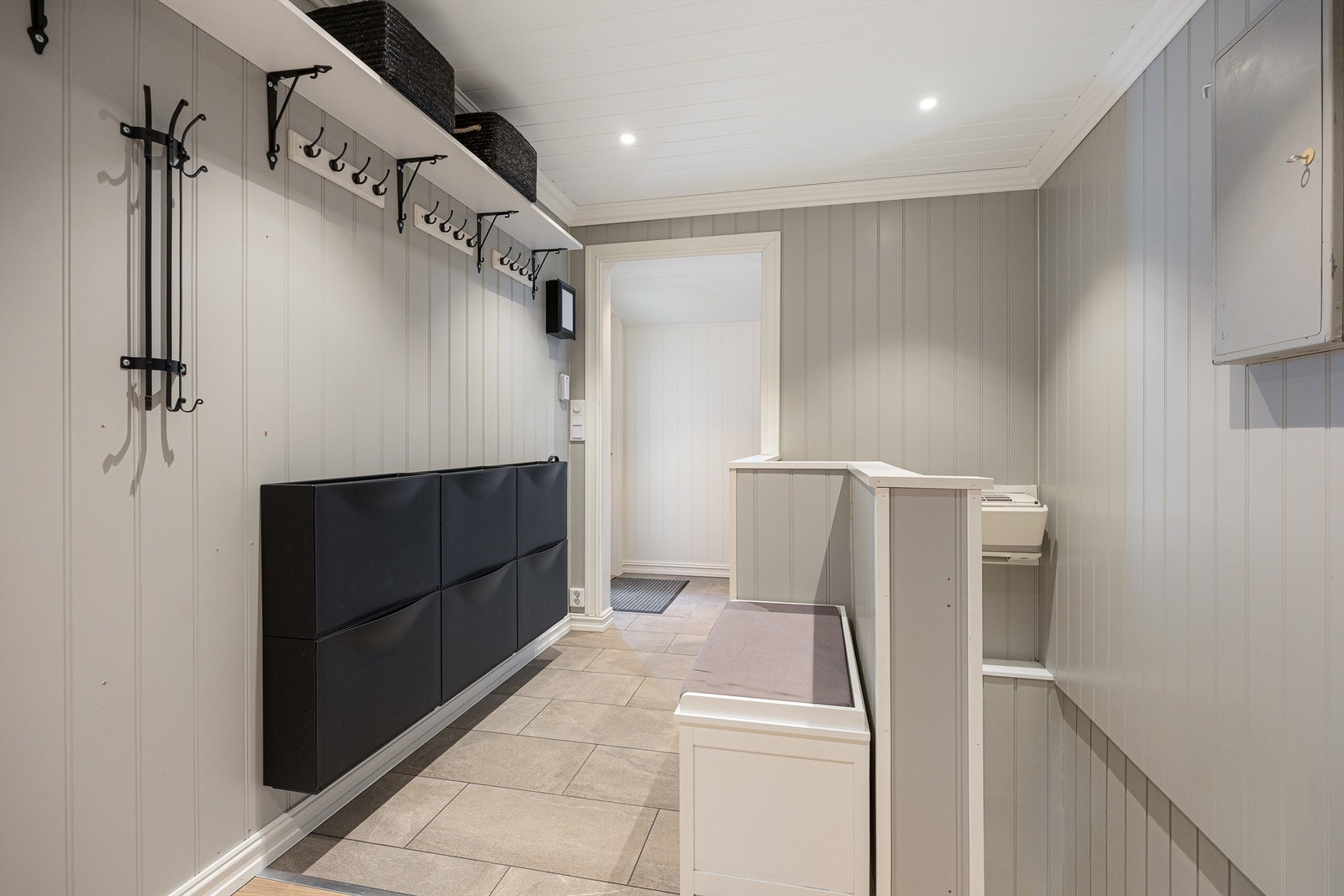 Gangen har god plass for oppbevaring av yttertøy og sko. Galleribilde