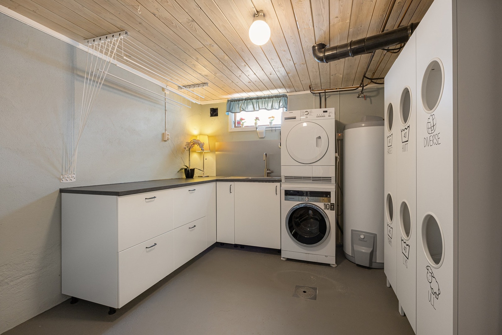Vaskerommet i kjelleren er funksjonelt innredet og har en varmtvannstank på ca. 300 liter fra 2022. Galleribilde