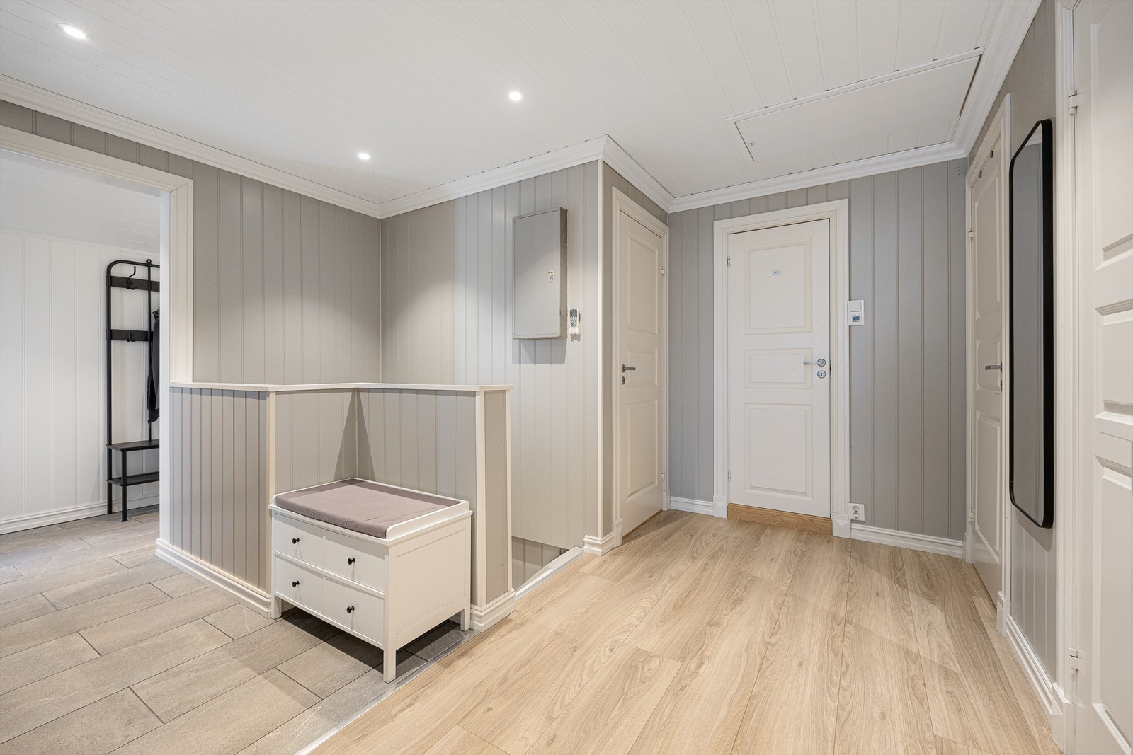 Gangen, som resten av etasjen, har overflater som ble vesentlig fornyet i 2018. Galleribilde