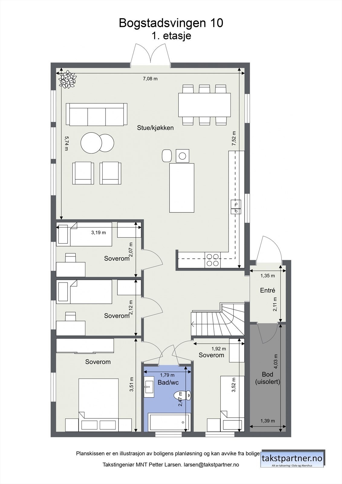 Første etasje har en familievennlig planløsning med stue, kjøkken, bad og fire soverom på ett plan. Galleribilde