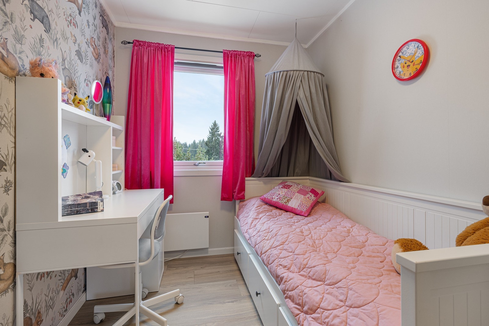 Soverommet har slitesterkt laminatgulv og malte veggflater. Galleribilde