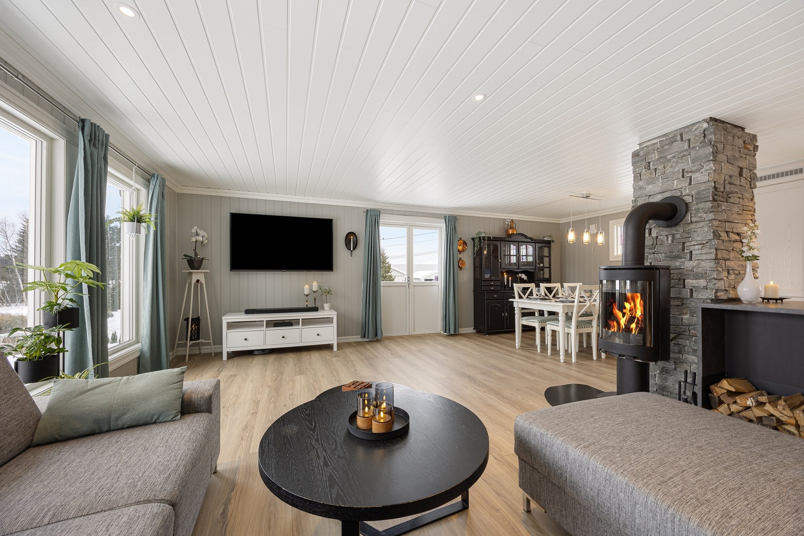 Stuen har elektrisk gulvvarme med varmefolie, som gir en jevn og behagelig varme. Galleribilde