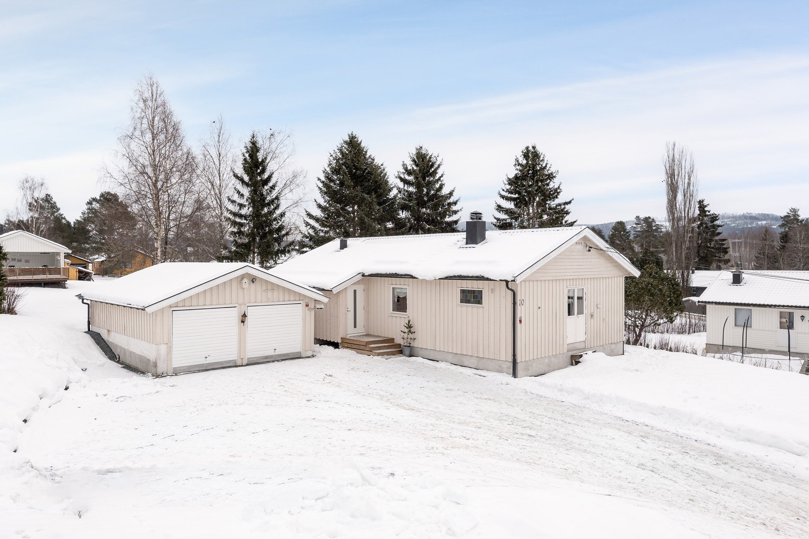 Velkommen til Bogstadsvingen 10, en oppgradert enebolig i et rolig og etablert boligområde. Galleribilde