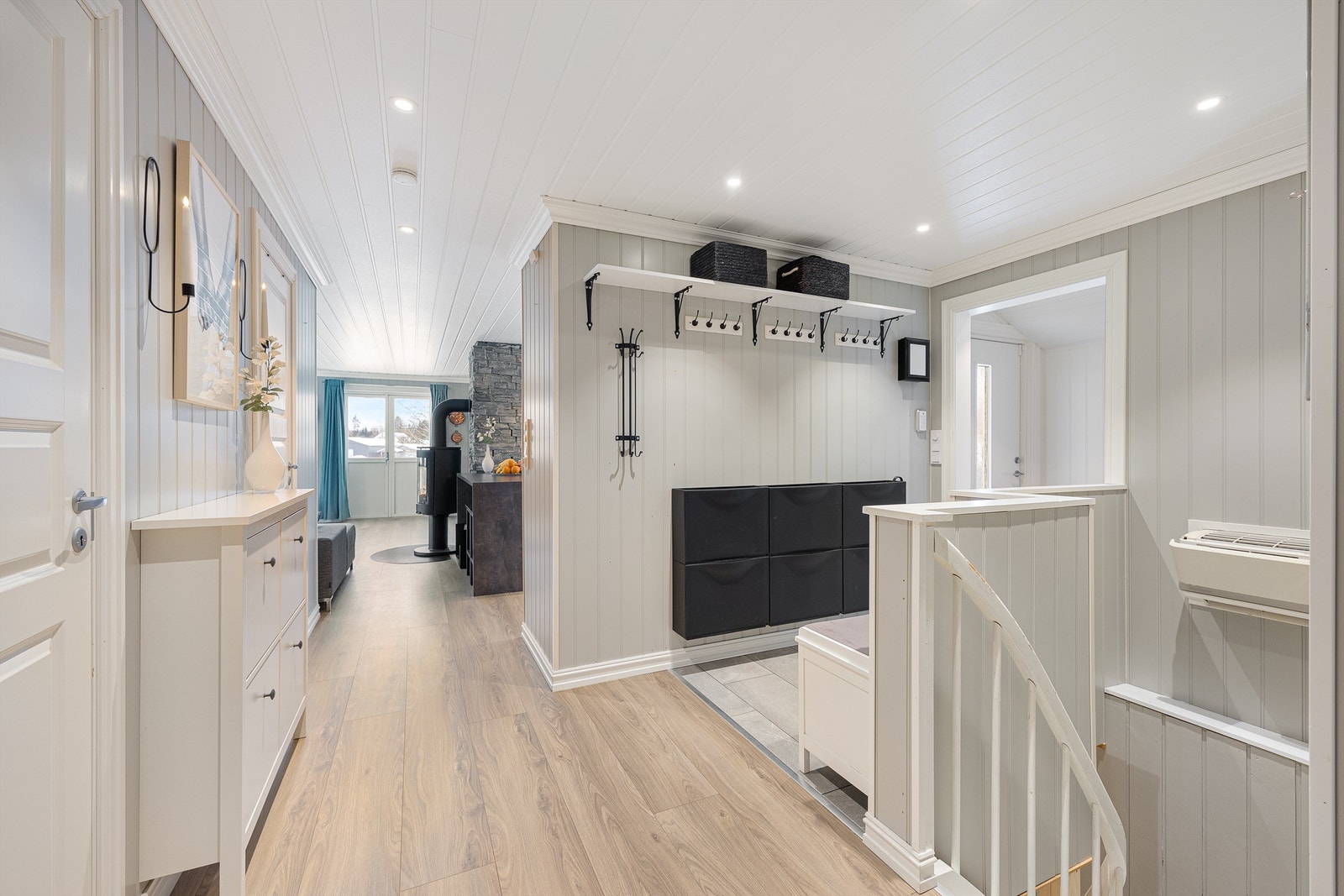 Fra gangen er det åpen tilgang til stue og kjøkken. En luft-til-luft-varmepumpe er plassert i trapperommet. Galleribilde