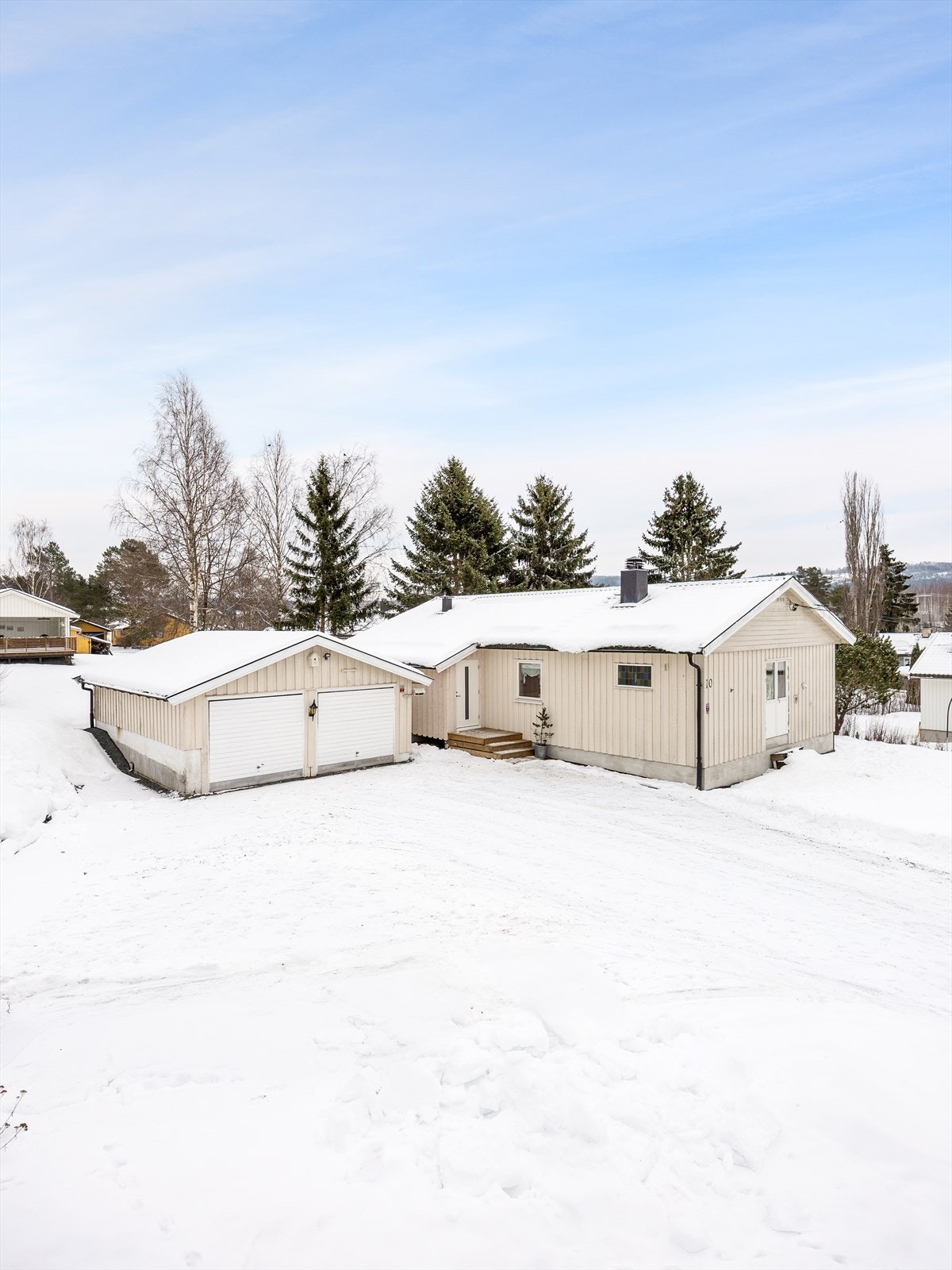 Stor, gruset gårdsplass gir rikelig med parkeringsplass for flere biler. Galleribilde