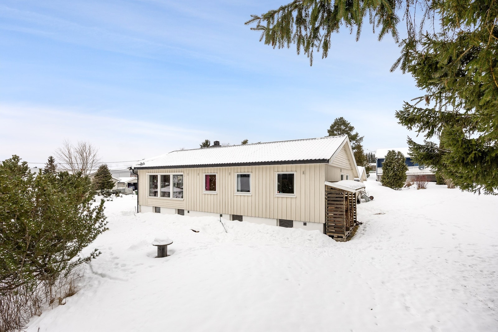 Fra stuen er det utgang til hagen via en tofløyet terrassedør fra 2018. Galleribilde