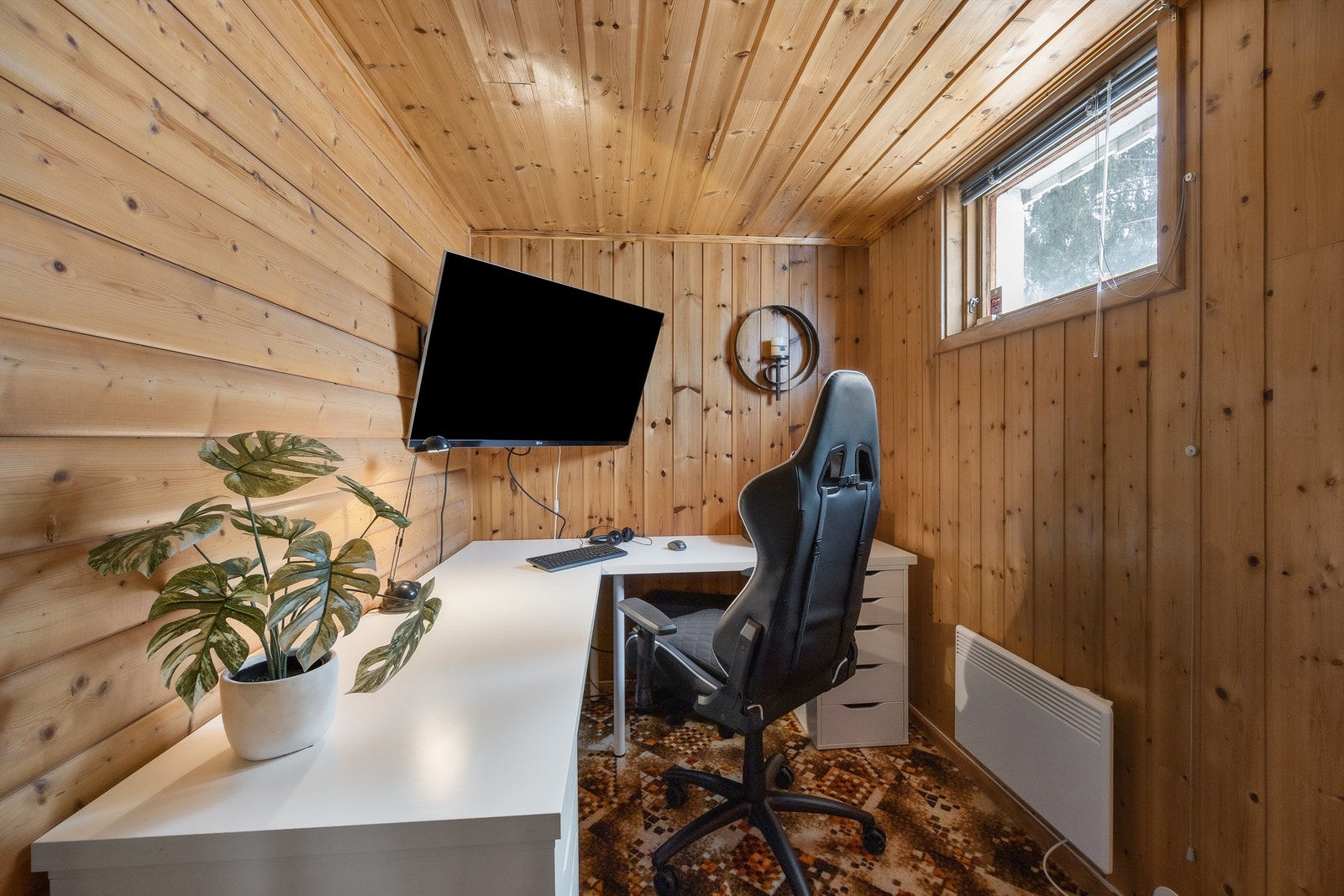 Et av de innredede rommene i kjelleren er i dag i bruk som kontor. Galleribilde