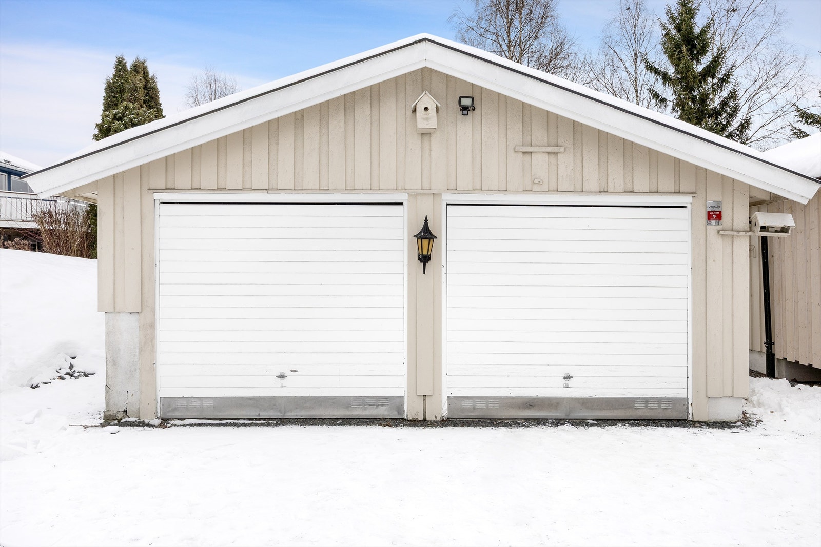 Eiendommen inkluderer en frittstående dobbelgarasje på 37 m² med god lagringsplass. Galleribilde