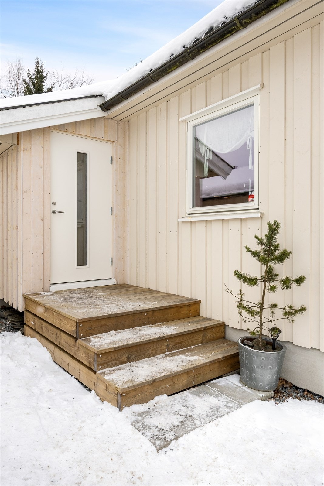 Inngangspartiet ble bygget inn og fikk ny entredør i 2025 i forbindelse med utbedring av murvegg. Galleribilde