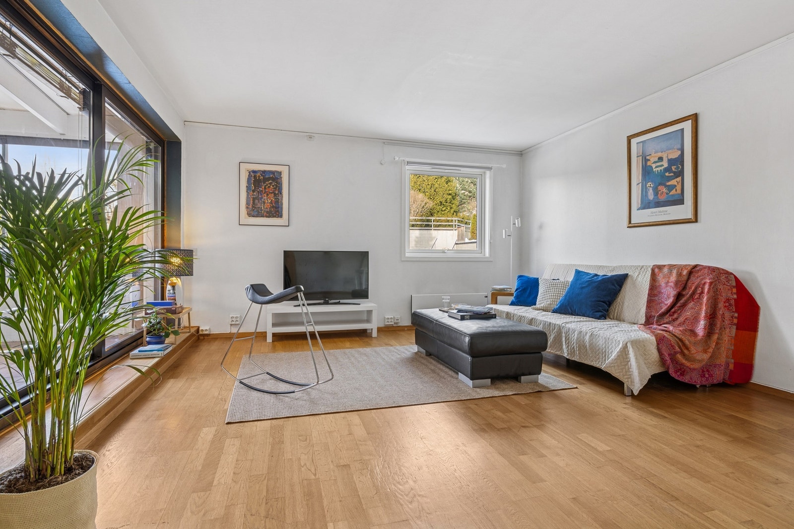 Store vindusflater og lyse overflater gir en god romfølelse. Galleribilde