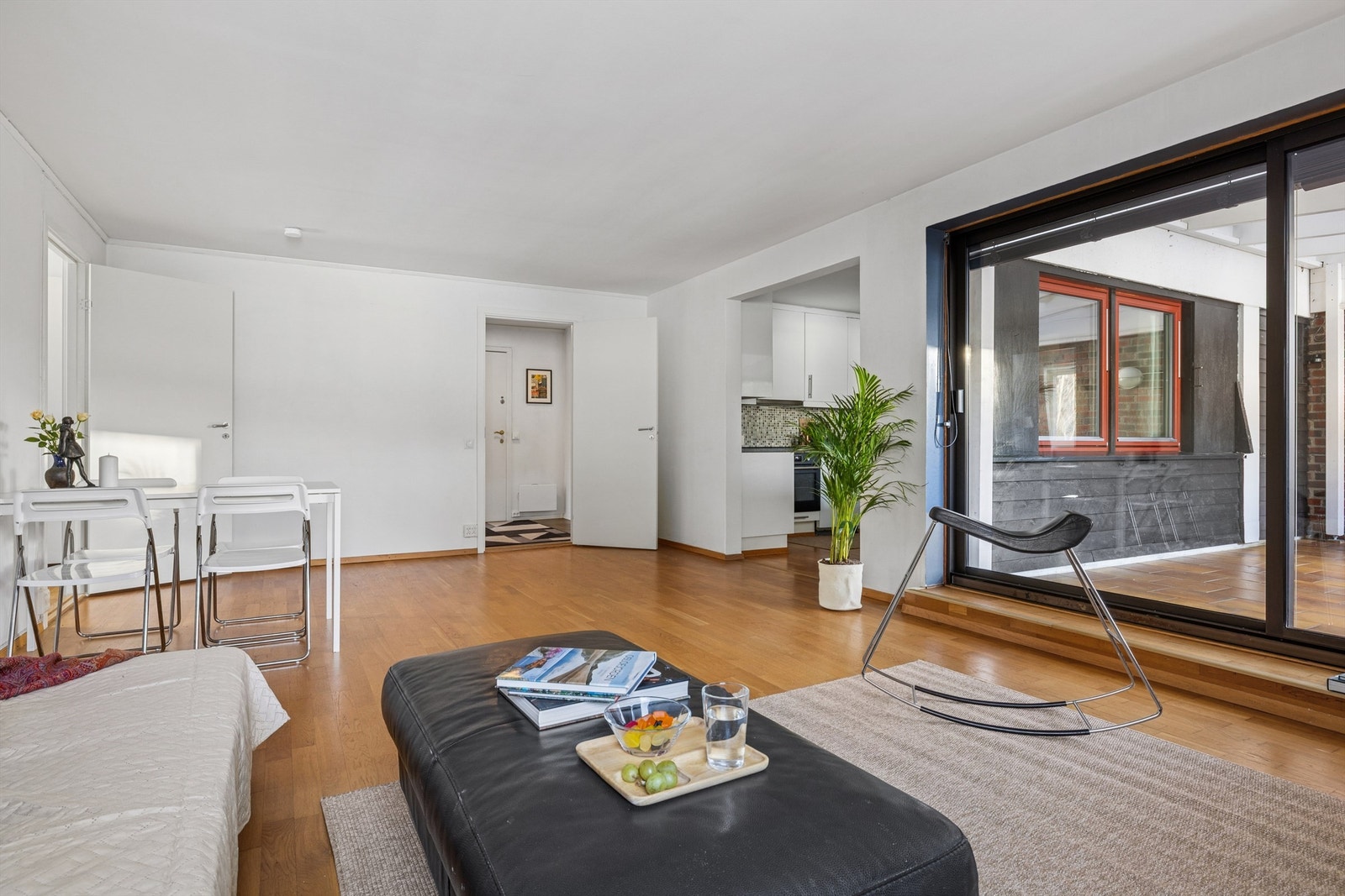 Fra stuen er det åpen passasje til kjøkkenet, noe som gir en god flyt i boligen. Galleribilde