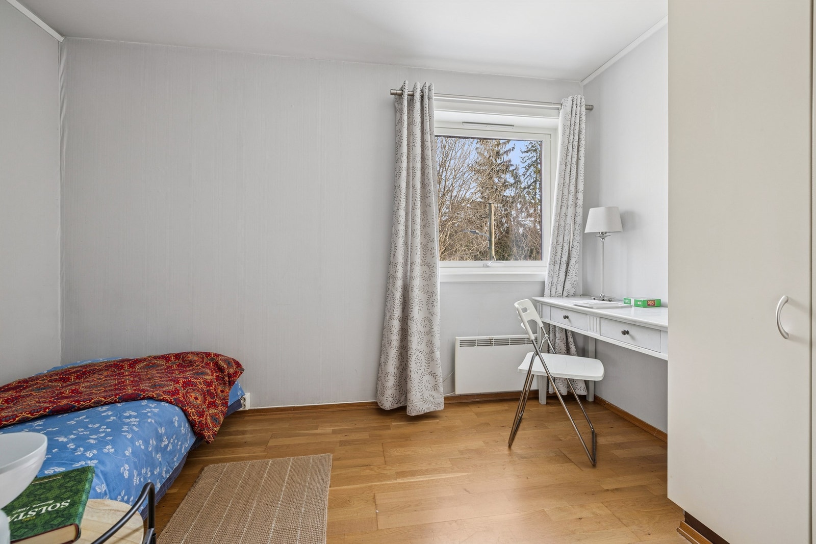 Det andre soverommet egner seg godt som barnerom, gjesterom eller kontor. Galleribilde