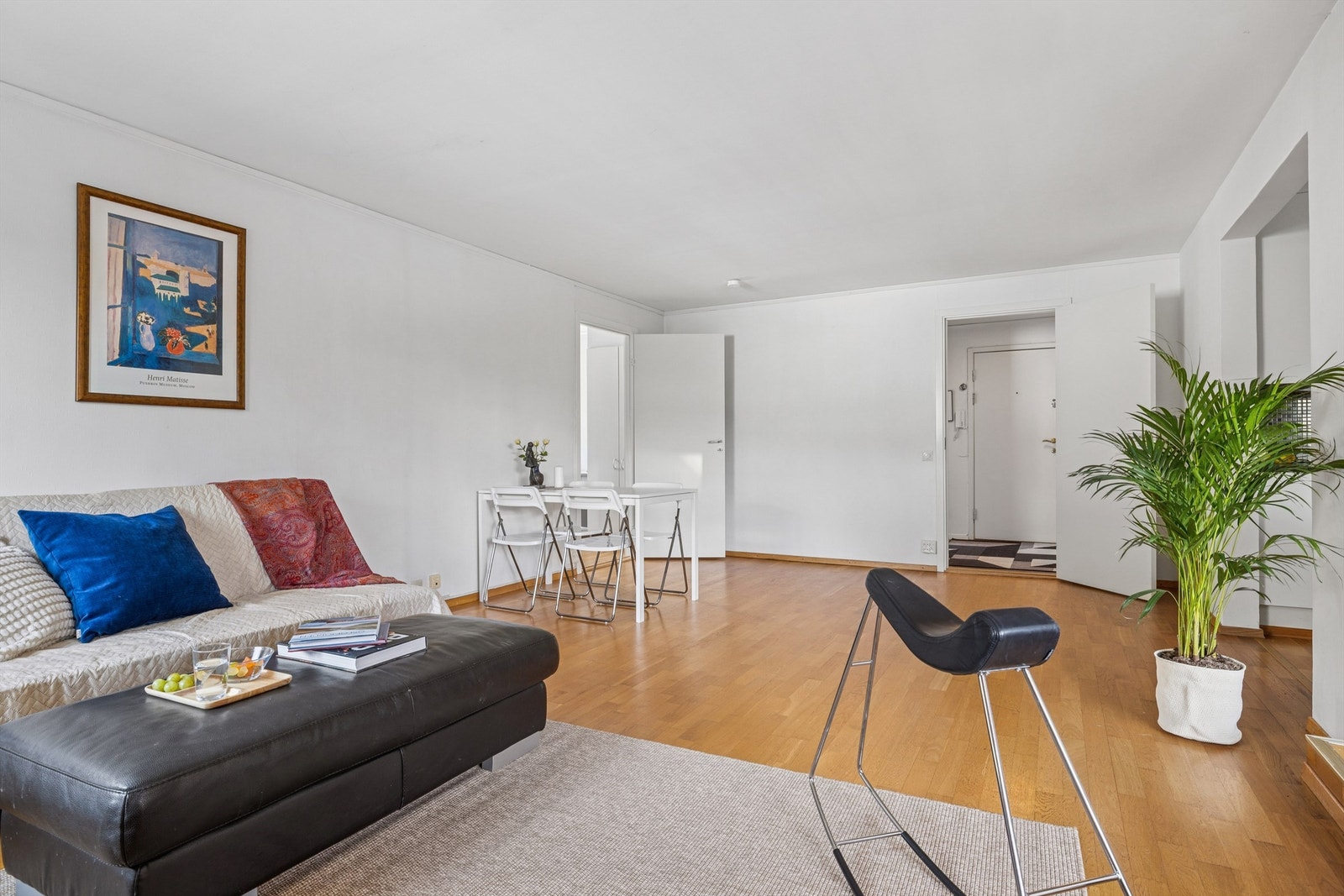 Gjennomgående parkettgulv i oppholdsrommene gir et helhetlig og varmt inntrykk. Galleribilde