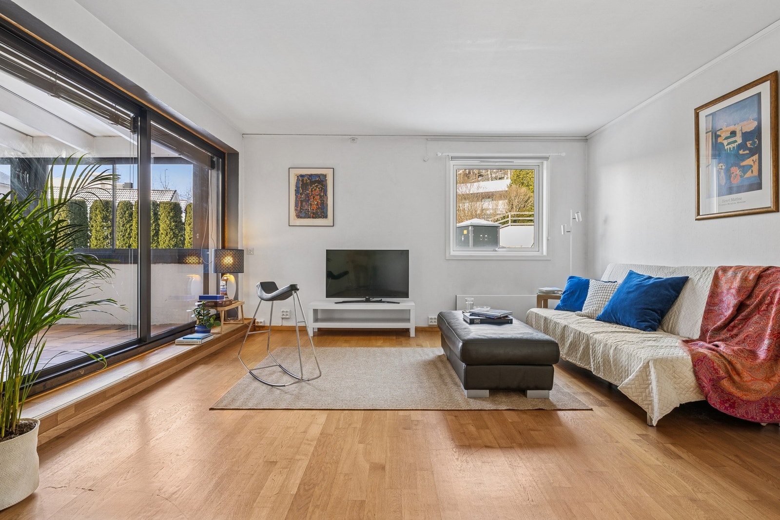 Boligen ligger usjenert til i et rolig boligområde, uten direkte innsyn fra gjenboere. Galleribilde