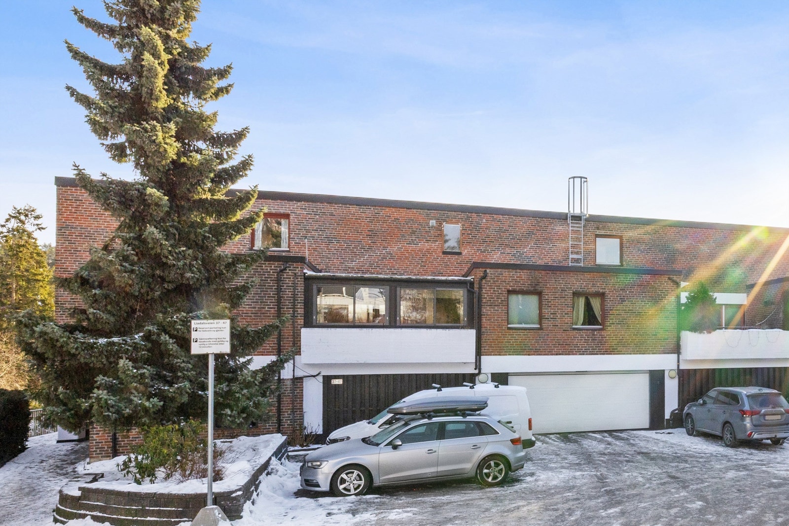 Det medfølger en garasjeplass i byggets første etasje, med elbillader. Galleribilde