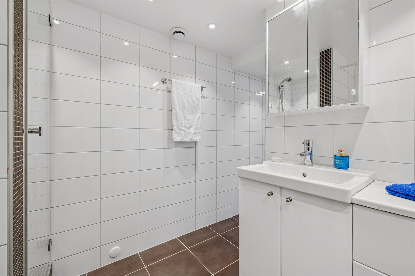 Baderomsinnredning med gode oppbevaringsmuligheter. Galleribilde