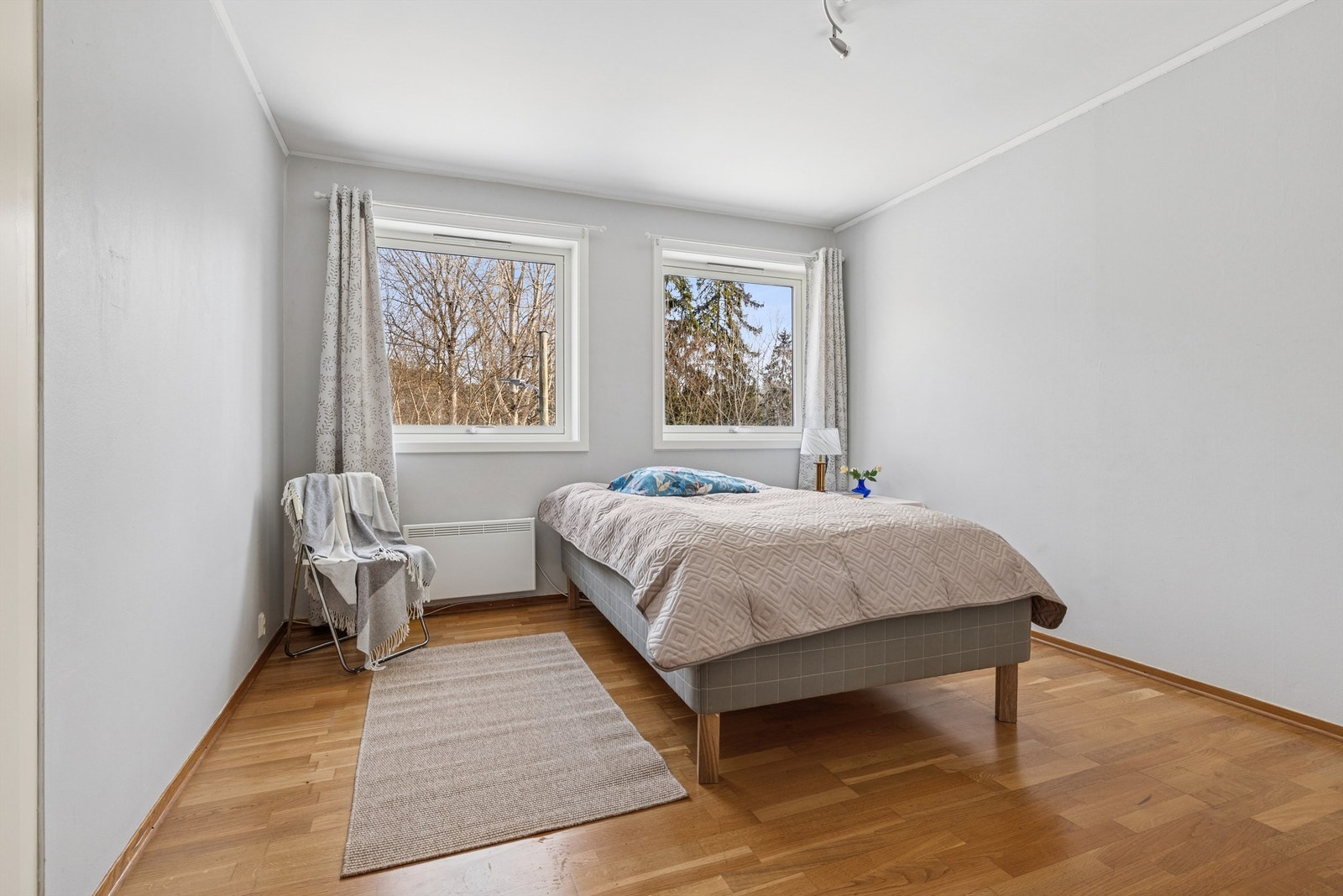 Store vinduer gir godt med lys og en luftig følelse på soverommet. Galleribilde