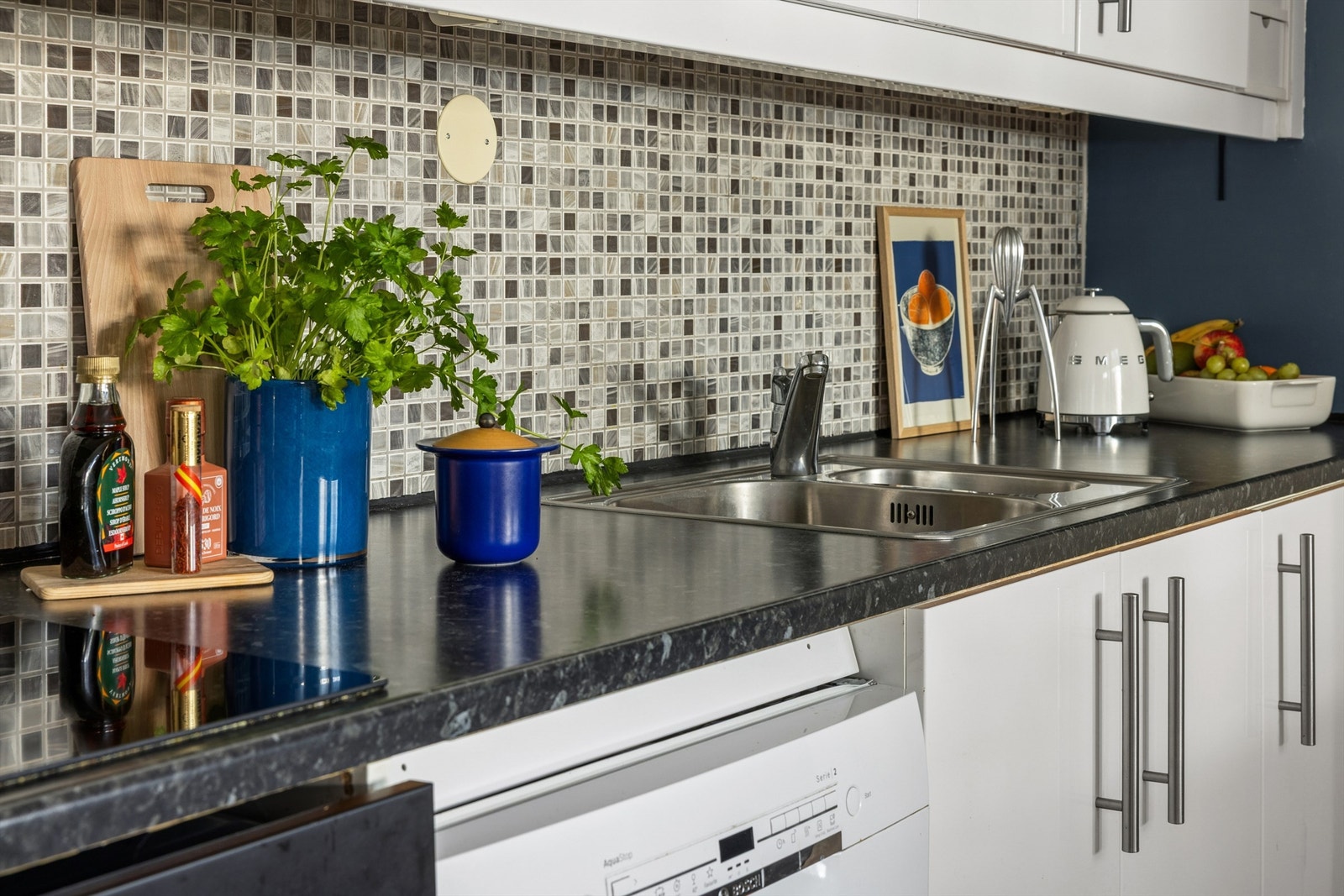 Alle hvitevarer på kjøkkenet, inkludert oppvaskmaskin og kombiskap, medfølger handelen. Galleribilde