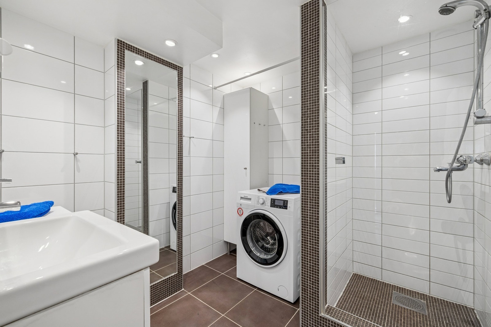 Badet har opplegg for vaskemaskin og downlights i taket. Galleribilde