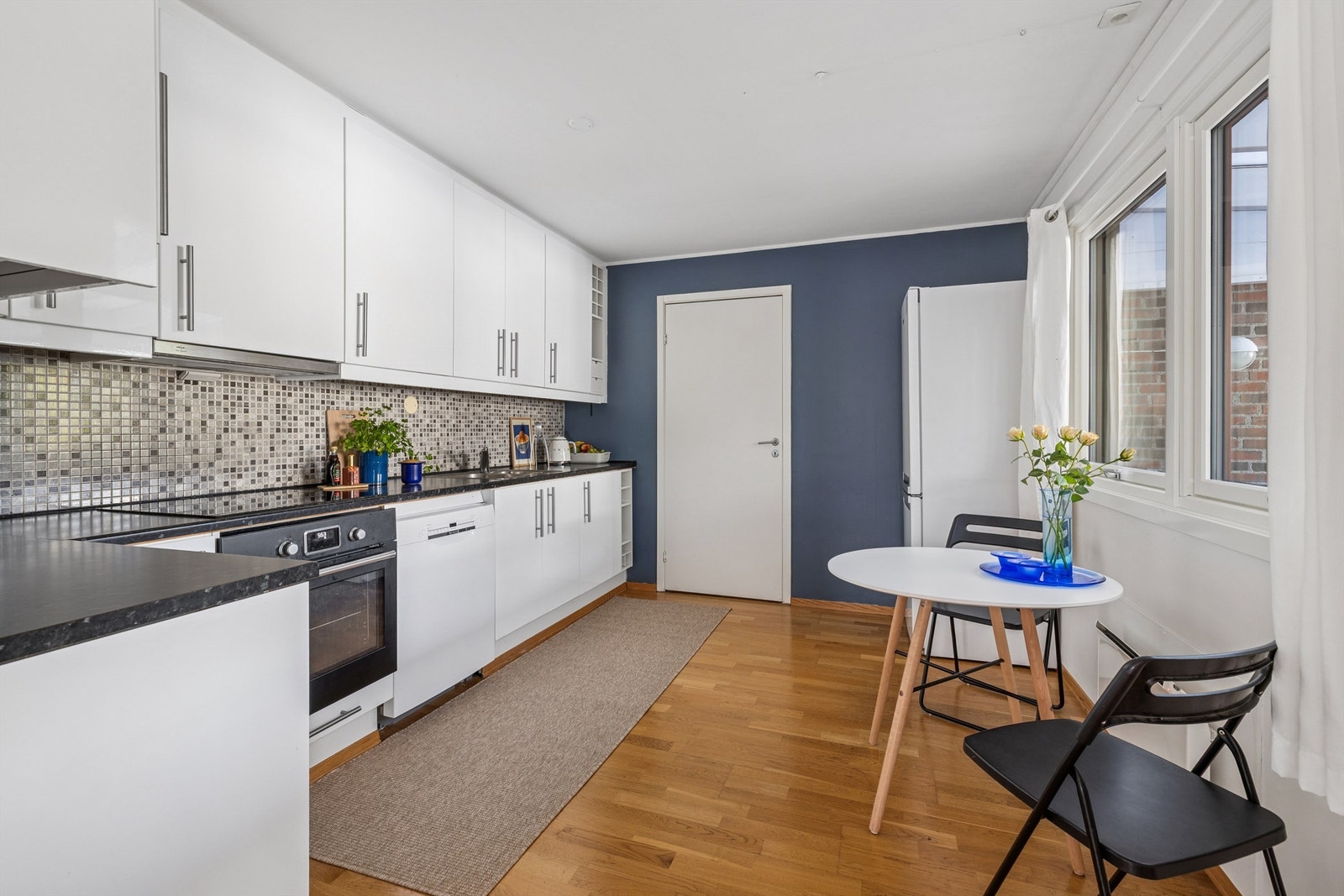 Praktisk kjøkken med nyere stekeovn og koketopp, samt god plass til en hyggelig spisekrok. Galleribilde