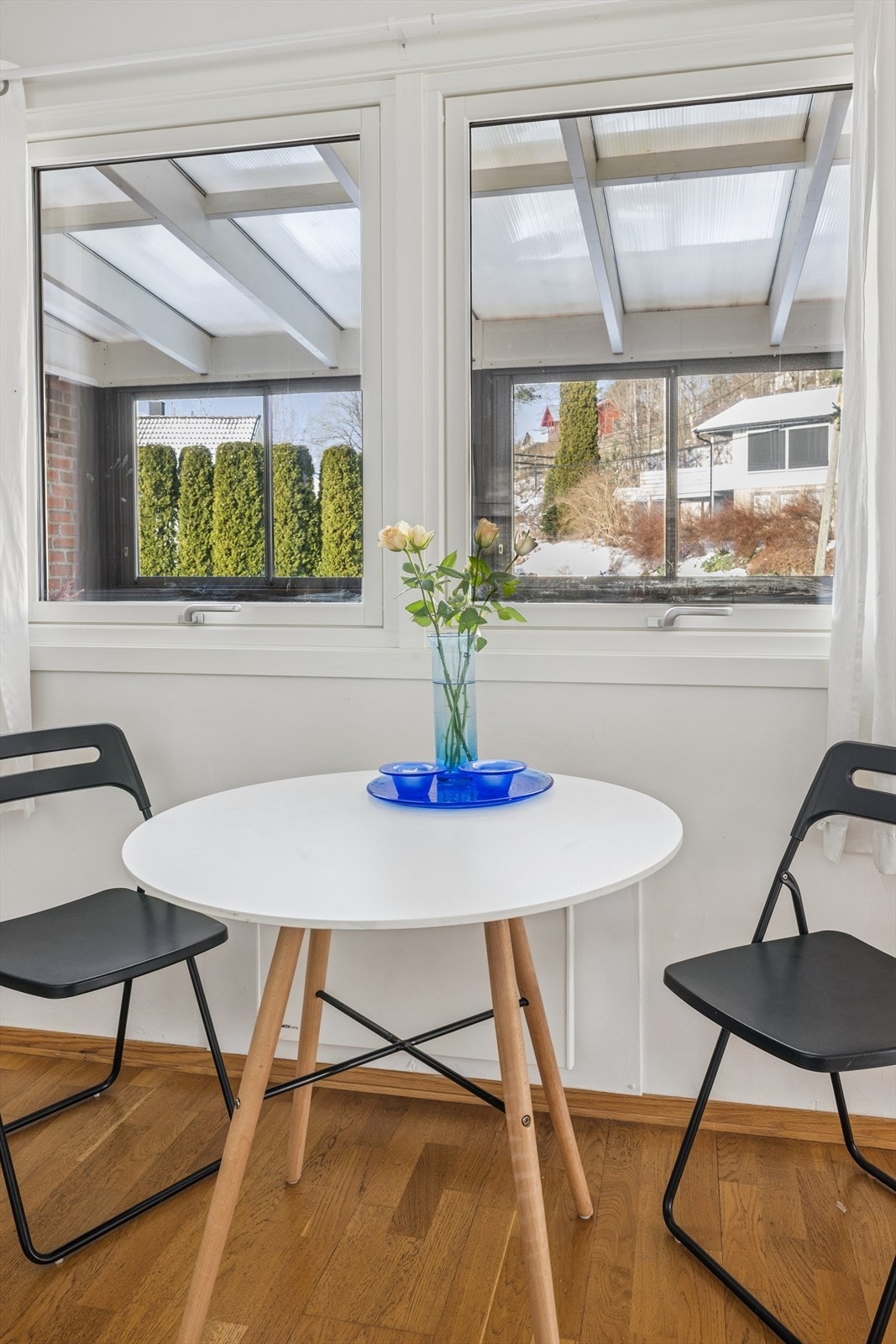 Vindusflater gir godt med naturlig lys til spiseplassen på kjøkkenet. Galleribilde