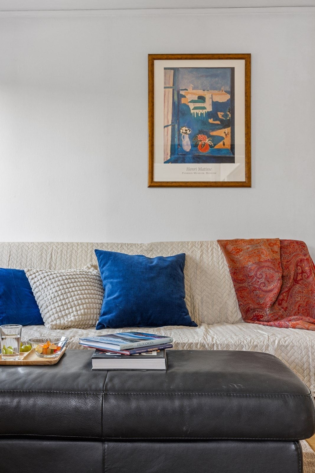 Stuen har god plass til en komfortabel sofagruppe. Galleribilde