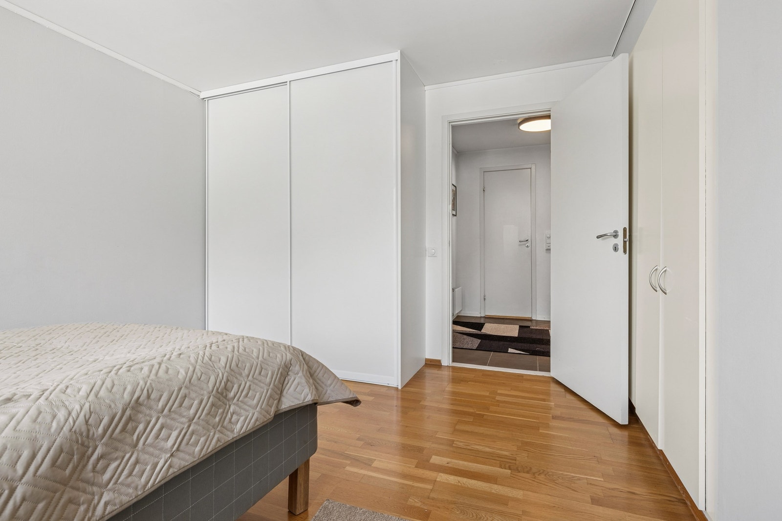 Soverommet er utstyrt med garderobeskap som gir god oppbevaringsplass. Galleribilde