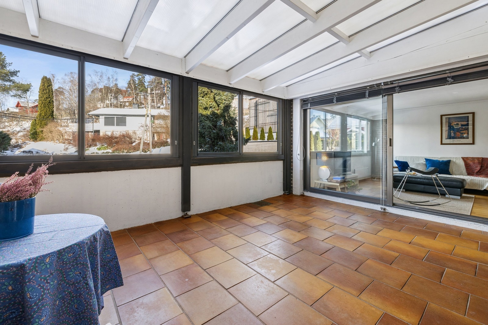 Den innglassede terrassen har nylig innsatte vinduer og fungerer som et ekstra rom store deler av året. Galleribilde