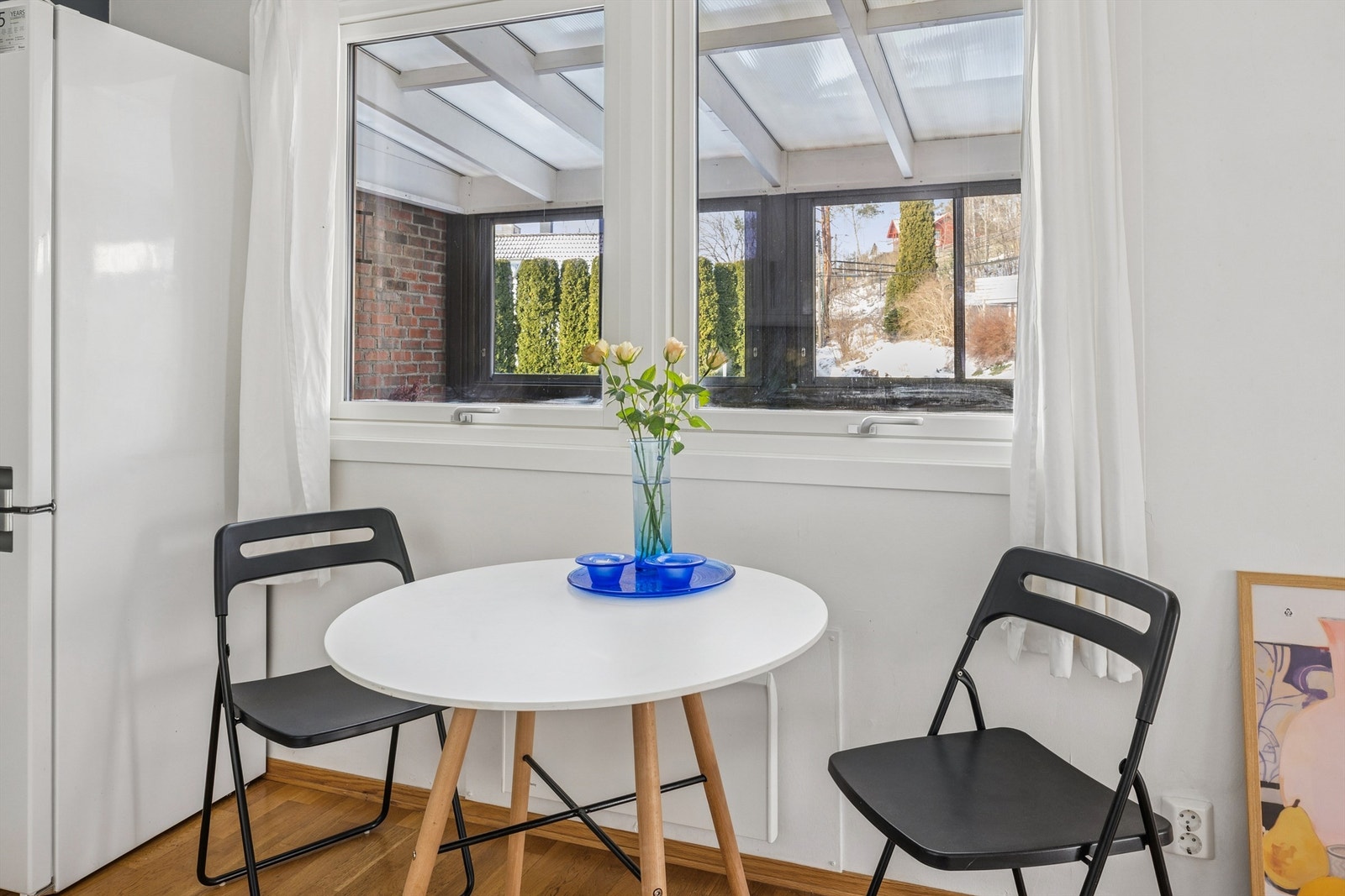 Nye trelagsvinduer på kjøkkenet sikrer god isolasjon og redusert støy. Galleribilde