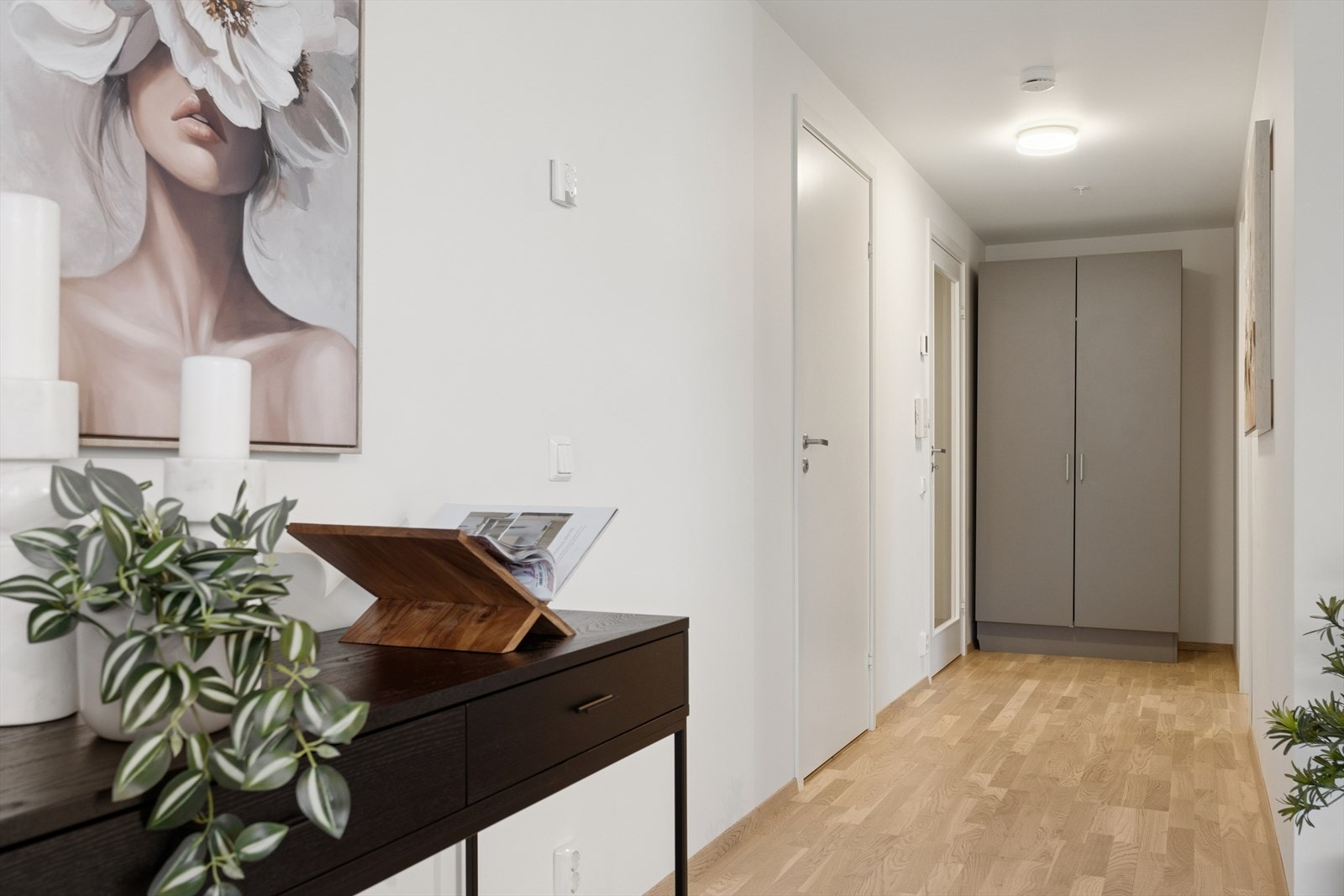 God plass til å henge fra seg yttertøy og sette fra seg sko med praktisk garderobeløsninge som holder rommet ryddig og organisert. Galleribilde