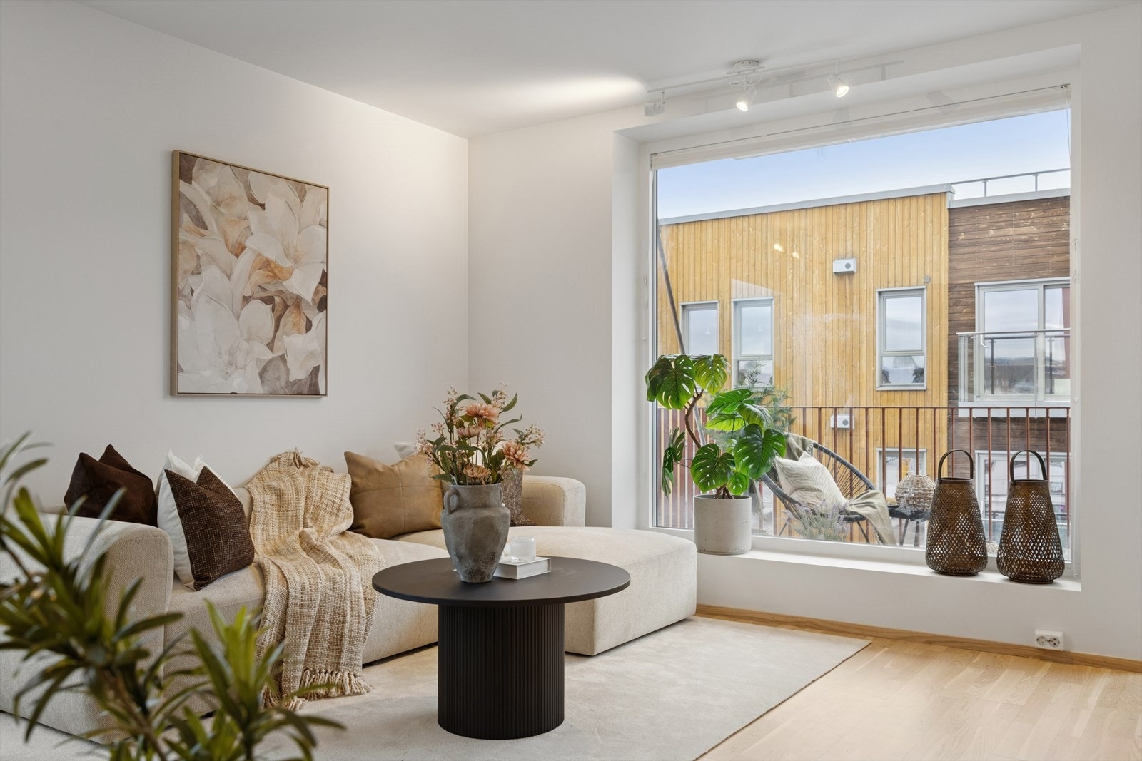 Lun og innbydende sofakrok der store vindusflater slipper inn rikelig med naturlig lys. Galleribilde