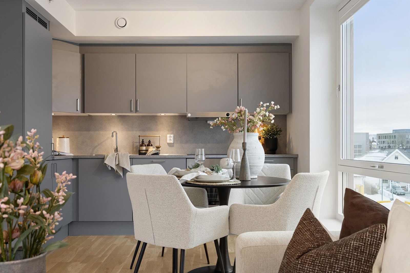 Stilrent kjøkken som kombinerer stil og funksjon på en svært god måte. Galleribilde