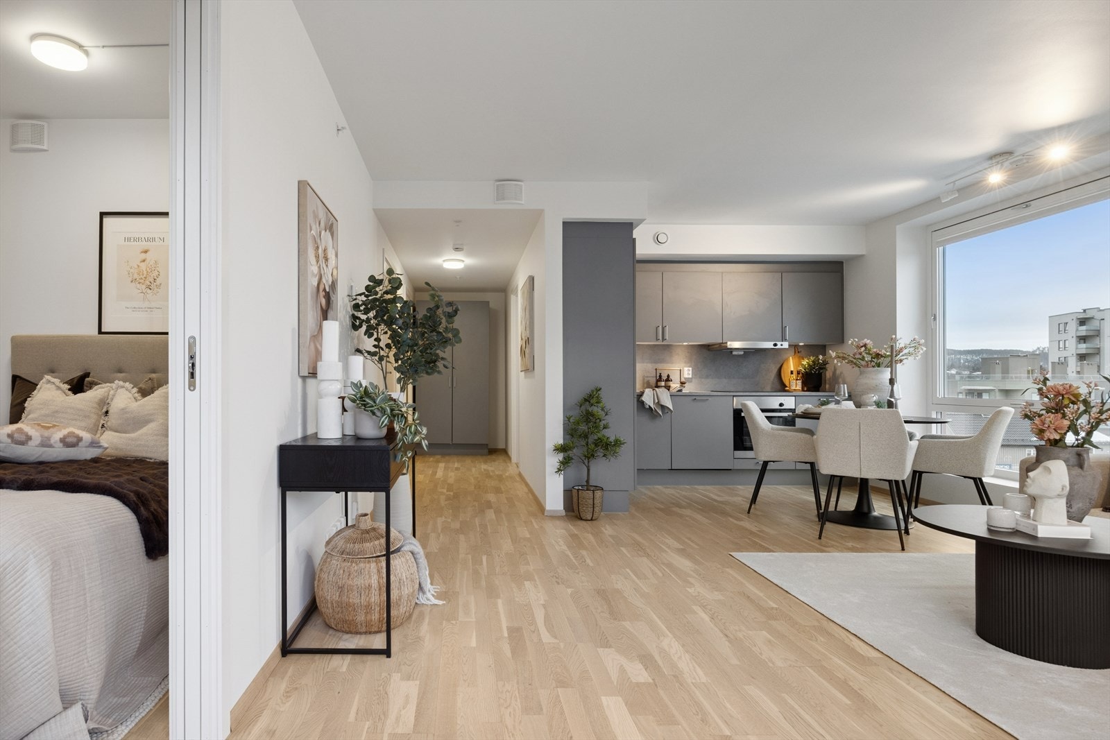 Meget pen og gjennomført leilighet med lys, praktisk og åpen planløsning som skaper en romslig og harmonisk flyt mellom oppholdsrommene. Galleribilde