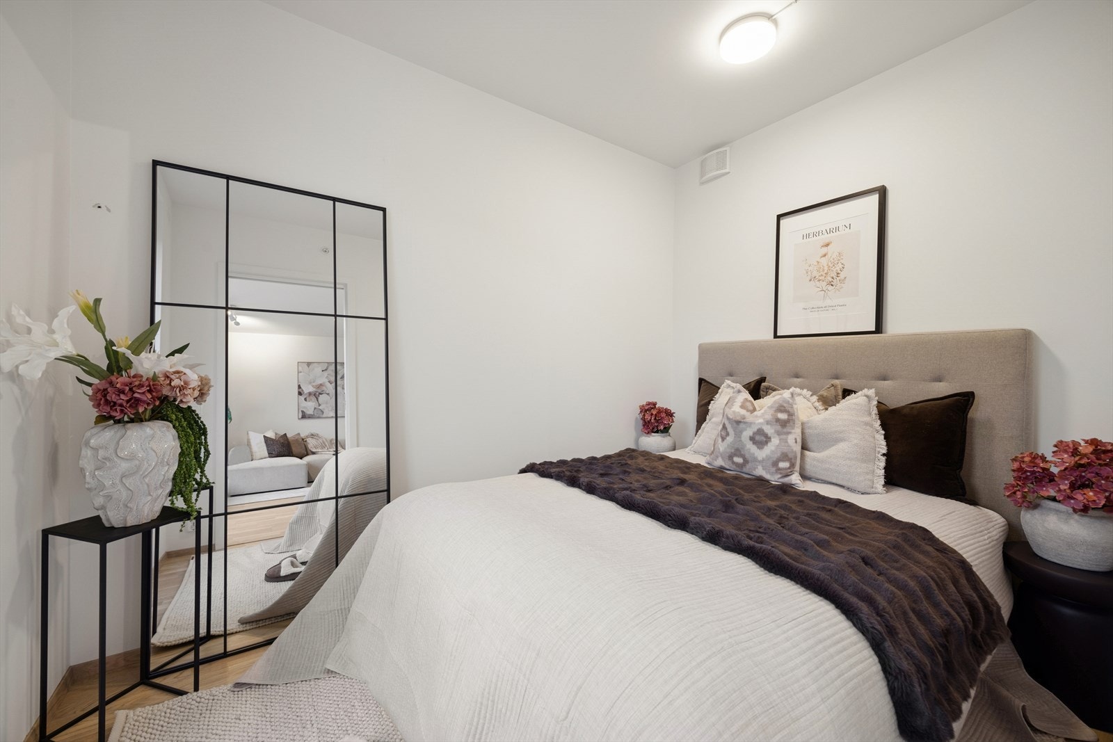 Lyst og trivelig soverom (6,8 m²) med plass til dobbeltseng og nattbord. Galleribilde