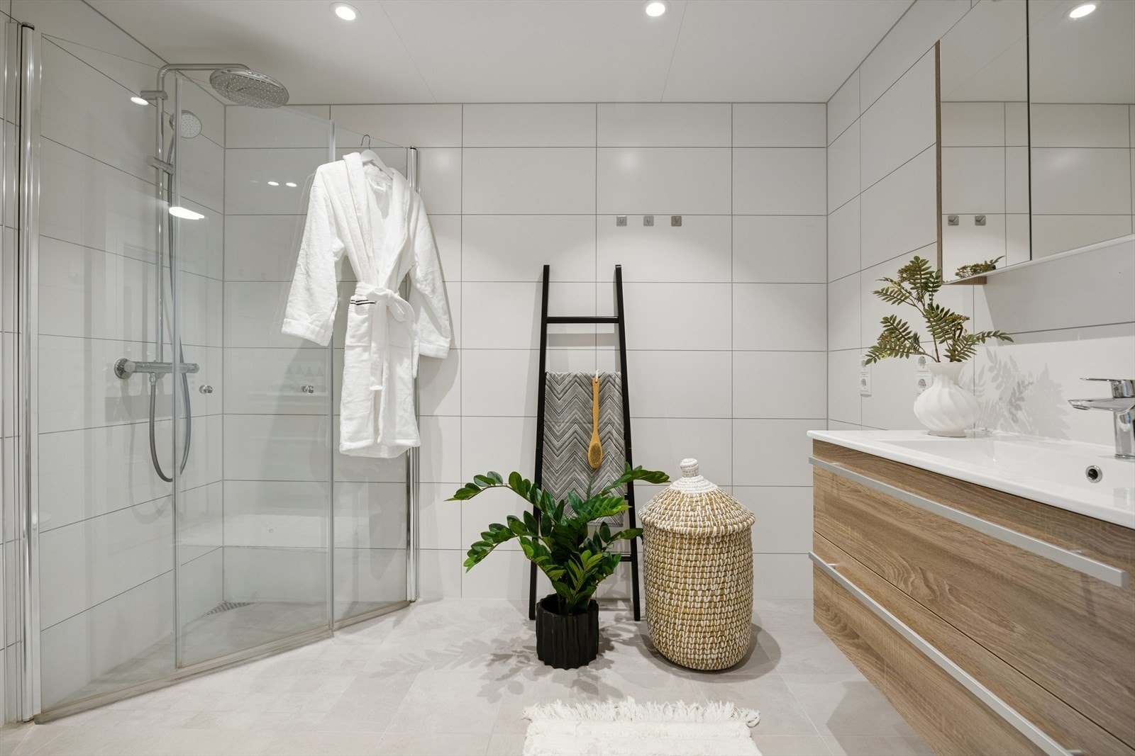 Flott dusjsone med elegante dusjvegger i glass samt moderne dusjgarnityr montert på vegg. Galleribilde