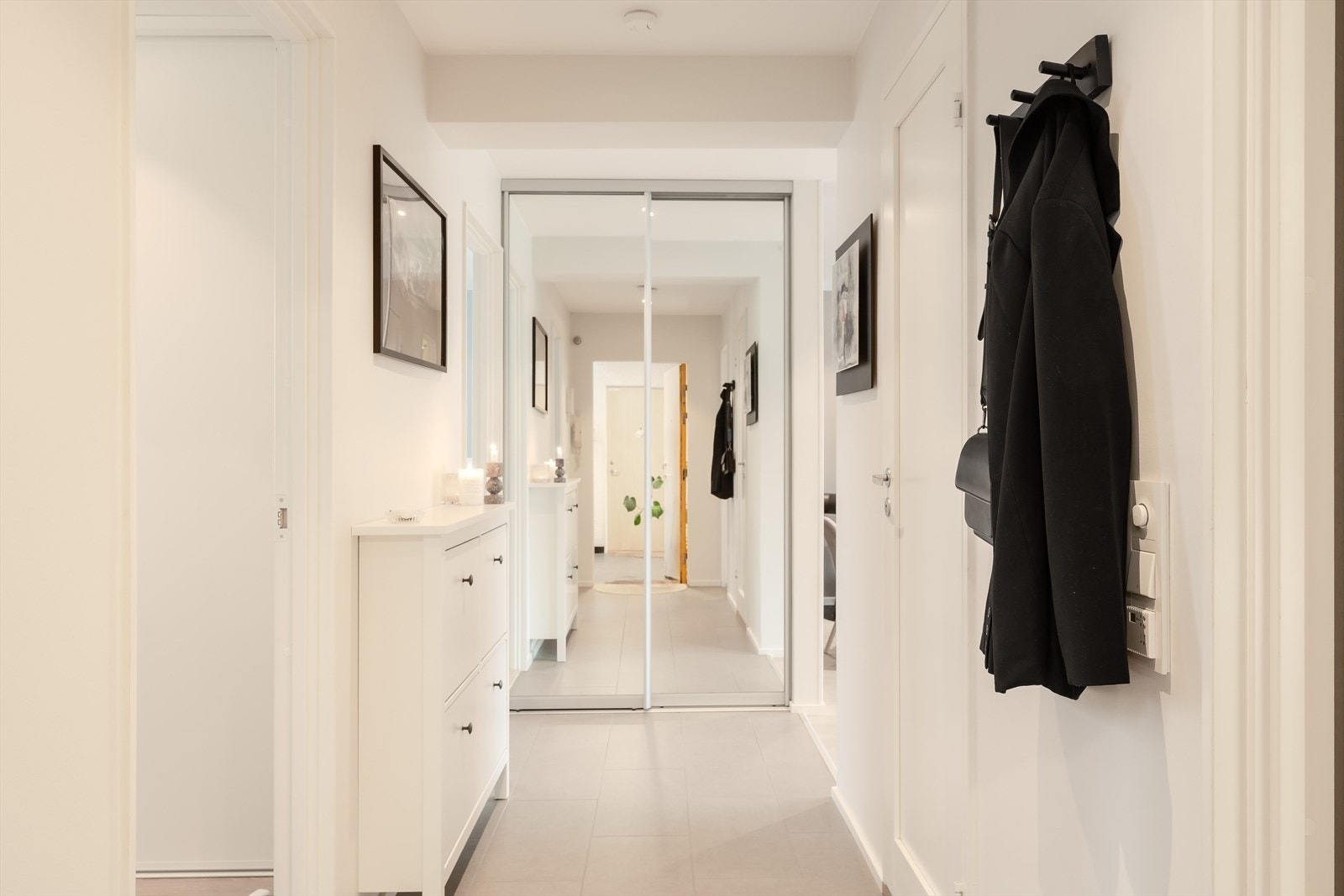 Skyvedørsgarderobe i gang. Galleribilde