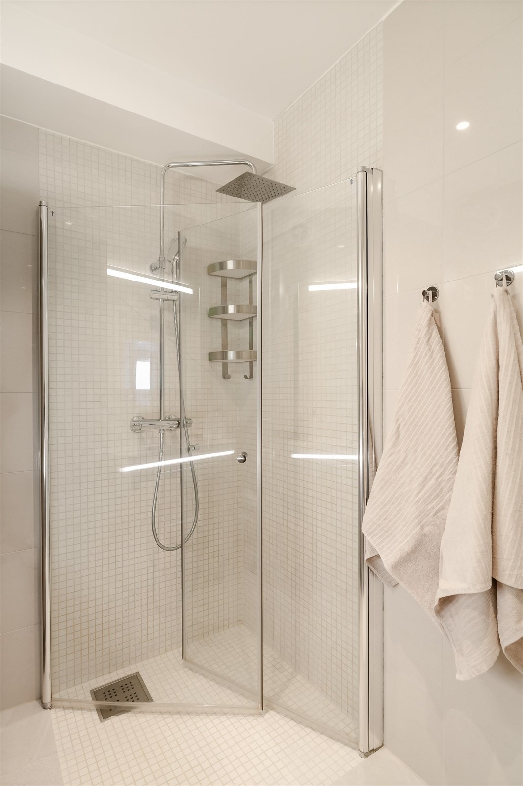 Egne fliser for dusjhjørne. Innfellbare dører og regndusj. Galleribilde