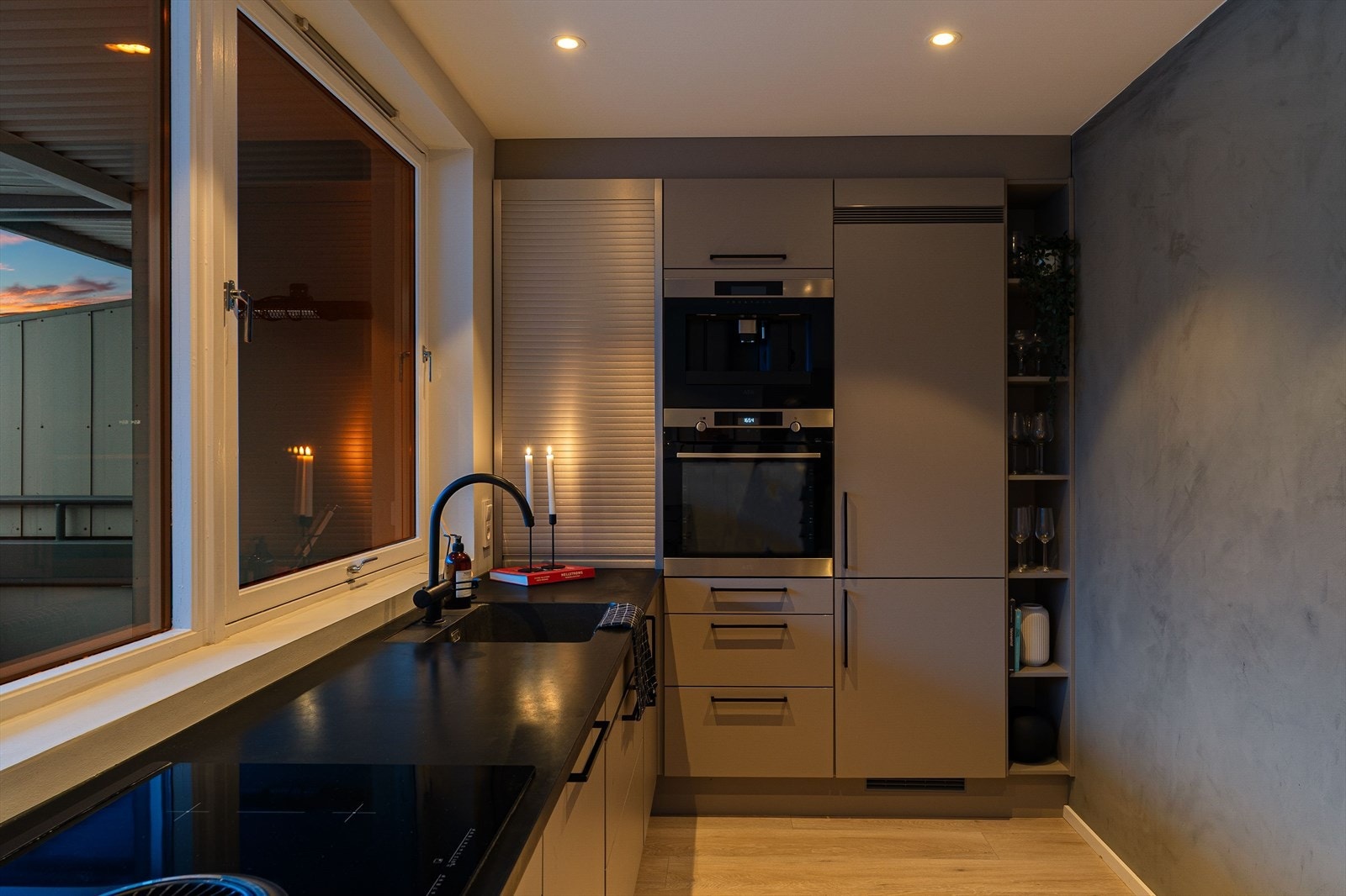 Praktisk "sjalusiskap" med stikkontakter både like ved og inne i skapet. Genial plass til å sette unna mikrobølgeovn, brødrister etc. Galleribilde