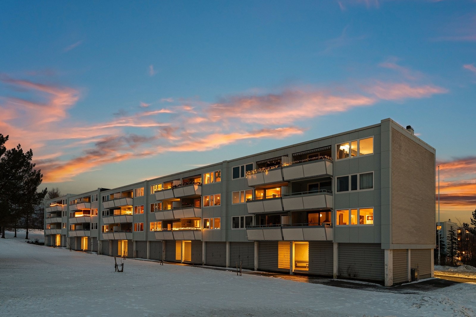 Borettslaget er svært familievennlig med mye boltreplass rundt blokkene. Det er opparbeidede lekeplasser med sittegrupper på tomten. Galleribilde