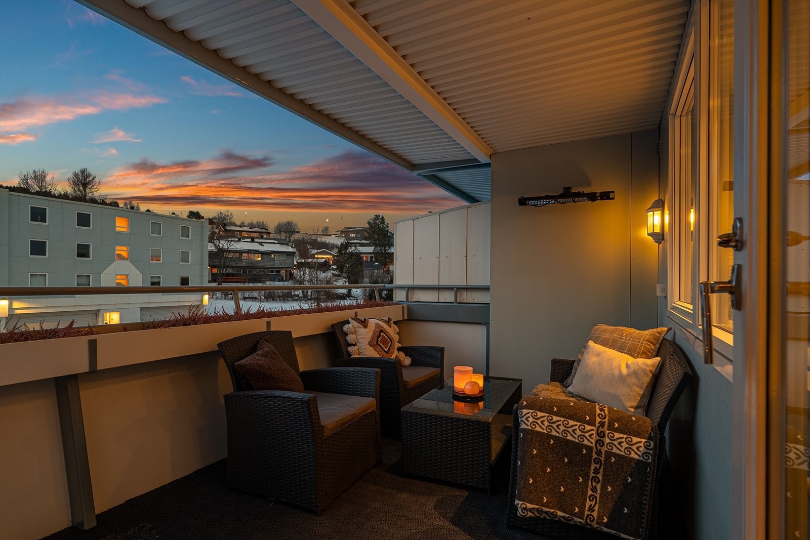 Det er god plass mellom blokkene og på tomten finnes det flere sittesoner i tillegg til store grøntområder. Galleribilde